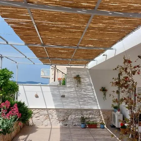 דירה Dora חוואר