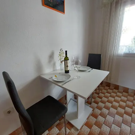 Dora דירה חוואר