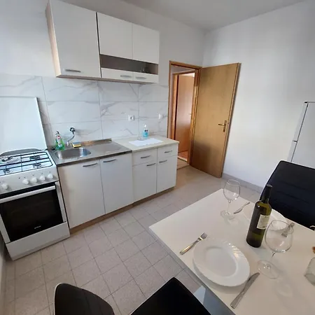 דירה Dora חוואר