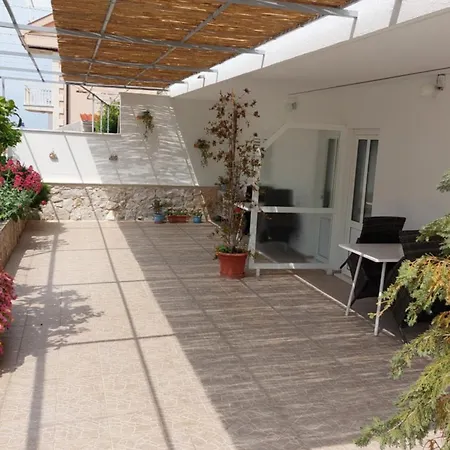 Dora דירה חוואר